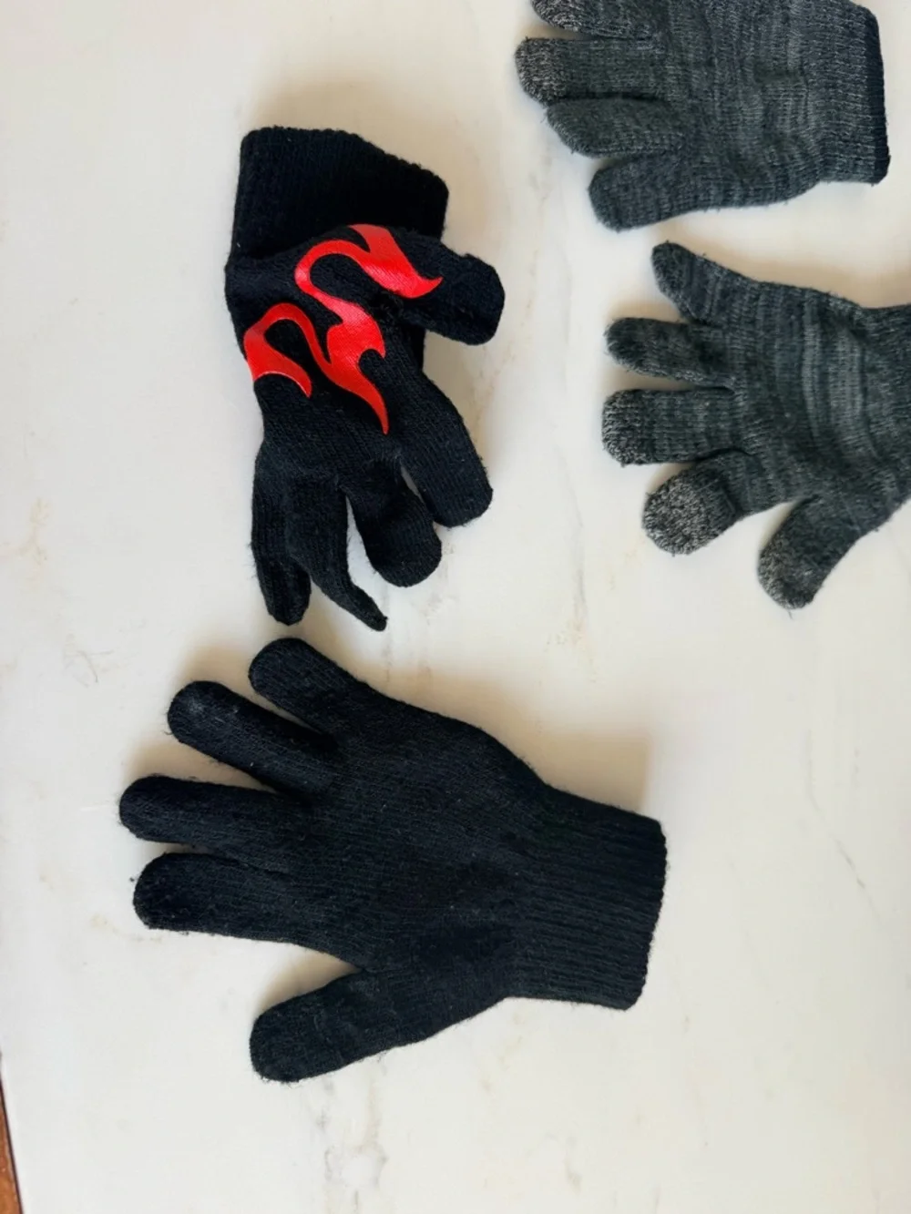 Flame 🔥 Gloves Mittens Boys Children’s Place Black Knit & Nike Gray 2 Pair Youth